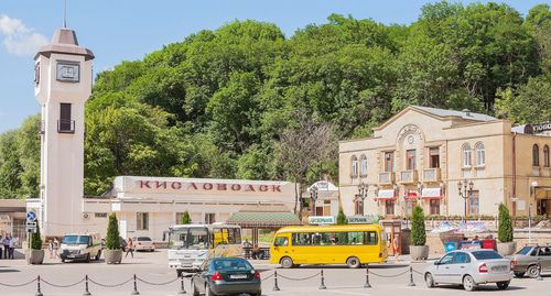 Железнодорожный вокзал станции Кисловодск. Фото: AlixSaz - https://ru.wikipedia.org/wiki Железнодорожный вокзал станции Кисловодск. Фото: AlixSaz - https://ru.wikipedia.org/wiki