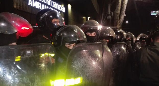 Полицейские у кинотеатра "Амирани" в Тбилиси. Фото Инны Кукуджановой для "Кавказского узла"