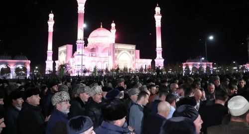 Люди во время мероприятий, посвященных дню рождения пророка Мухаммада в Шали. Фото: пресс-служба главы и правительства Чеченской Республики. http://chechnya.gov.ru/ Люди во время мероприятий, посвященных дню рождения пророка Мухаммада в Шали. Фото: пресс-служба главы и правительства Чеченской Республики. http://chechnya.gov.ru/