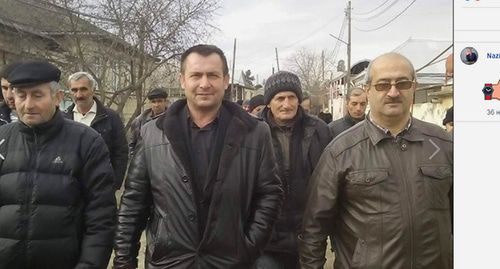 Арзуман Гурбанов (в центре). Стоп-кадр с личной страницы Facebook https://www.facebook.com/arzuman.qurbanov.39 Арзуман Гурбанов (в центре). Стоп-кадр с личной страницы Facebook https://www.facebook.com/arzuman.qurbanov.39