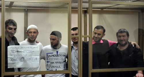 Фигуранты ялтинского дела "Хизб ут-Тахрир аль-Ислами"* (запрещена на территории России) на оглашении приговора. Фото Константина Волгина для "Кавказского узла" Фигуранты ялтинского дела "Хизб ут-Тахрир аль-Ислами"* (запрещена на территории России) на оглашении приговора. Фото Константина Волгина для "Кавказского узла"