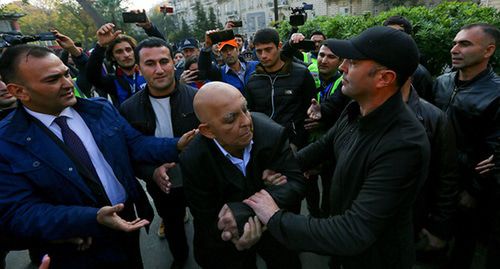 Задержание активиста во время пикета в Баку. 12 ноября 2019 г. Фото Азиза Каримова для "Кавказского узла" Задержание активиста во время пикета в Баку. 12 ноября 2019 г. Фото Азиза Каримова для "Кавказского узла"