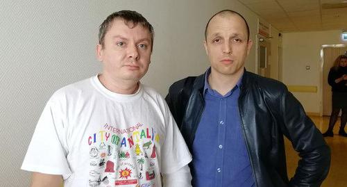 Справа обвиняемый в стрельбе из пистолета модели МР-79-9ТМ Роман Тележкин, Слева Николай Никифоров - потерпевший. Фото Светланы Кравченко для "Кавказского узла" Справа обвиняемый в стрельбе из пистолета модели МР-79-9ТМ Роман Тележкин, Слева Николай Никифоров - потерпевший. Фото Светланы Кравченко для "Кавказского узла"