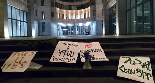 Плакаты на ступеньках в правительственный корпус: (слева на право) "Проармянский!", "Требуется министр!", "Нет антинациональным грантам!" и "Уходи с честью!" . 8 ноября 2019 года. Фото Тиграна Петросяна для "Кавказского узла" Плакаты на ступеньках в правительственный корпус: (слева на право) "Проармянский!", "Требуется министр!", "Нет антинациональным грантам!" и "Уходи с честью!" . 8 ноября 2019 года. Фото Тиграна Петросяна для "Кавказского узла"