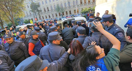 Сотрудники полиции во время задержания активистов в Баку. 12 ноября 2019 года. Фото Азиза Каримова для "Кавказского узла" Сотрудники полиции во время задержания активистов в Баку. 12 ноября 2019 года. Фото Азиза Каримова для "Кавказского узла"