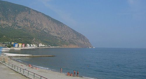 Пляж. Вид на Аю-Даг. Крым. Фото: Vyacheslav - Argenberg CC BY 2.0 https://ru.wikipedia.org/ Пляж. Вид на Аю-Даг. Крым. Фото: Vyacheslav - Argenberg CC BY 2.0 https://ru.wikipedia.org/