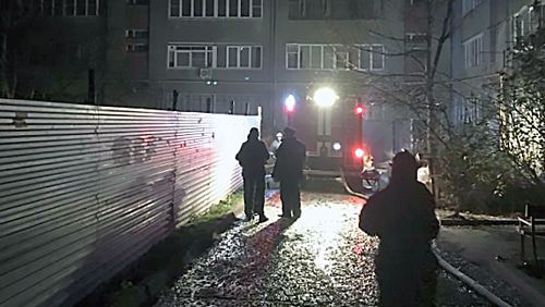 Сотрудники МЧС во время ликвидации пожара на ул.Орджоникидзе, д. 27 в населенном пункте Кисловодск Ставропольского края. Фото: ГУ МЧС по по Ставропольскому краю. https://26.mchs.gov.ru/ Сотрудники МЧС во время ликвидации пожара на ул.Орджоникидзе, д. 27 в населенном пункте Кисловодск Ставропольского края. Фото: ГУ МЧС по по Ставропольскому краю. https://26.mchs.gov.ru/