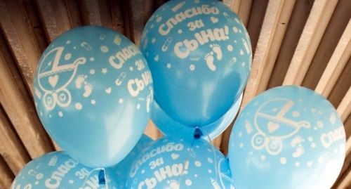 Поздравительные воздушные шары с надписью: "Спасибо за сына". Фото Артема Матушкина для "Кавказского узла". Поздравительные воздушные шары с надписью: "Спасибо за сына". Фото Артема Матушкина для "Кавказского узла".