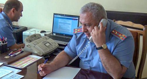 Артур Тоноян. Фото: пресс-служба полиции Армении http://www.police.am/news/view/%C2%AB%D5%B8%D6%82%D5%B2%D5%AB%D5%B2-%D5%AF%D5%A1%D5%BA%C2%BB.html
Артур Тоноян. Фото: пресс-служба полиции Армении http://www.police.am/news/view/%C2%AB%D5%B8%D6%82%D5%B2%D5%AB%D5%B2-%D5%AF%D5%A1%D5%BA%C2%BB.html