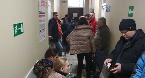 Очередь за справками для водителей в наркодиспансере Волгограда. Стоп-кадр видео телеканала "Звезда" Очередь за справками для водителей в наркодиспансере Волгограда. Стоп-кадр видео телеканала "Звезда"