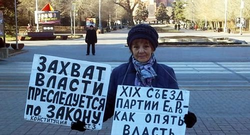 Галина Тихенко проводит одиночный пикет за сменяемость власти в России. Волгоград, 24 ноября 2019 года. Фото Татьяны Филимоновой для "Кавказского узла". Галина Тихенко проводит одиночный пикет за сменяемость власти в России. Волгоград, 24 ноября 2019 года. Фото Татьяны Филимоновой для "Кавказского узла".