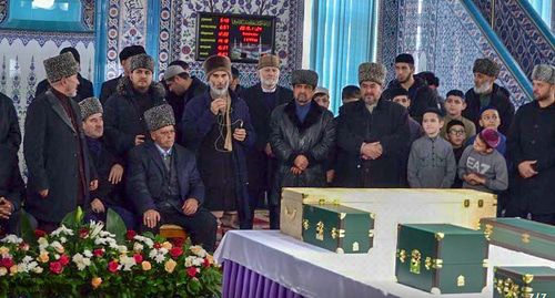 Священные реликвии в Белой мечети в Сунже. Фото: Магомет Евлоев Интернет-газета Ингушетия https://gazetaingush.ru/news/v-ingushetiyu-na-vertolete-dostavleny-bolee-desyatka-svyashchennyh-relikviy-proroka-muhammeda Священные реликвии в Белой мечети в Сунже. Фото: Магомет Евлоев Интернет-газета Ингушетия https://gazetaingush.ru/news/v-ingushetiyu-na-vertolete-dostavleny-bolee-desyatka-svyashchennyh-relikviy-proroka-muhammeda