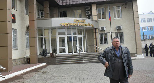 Посетитель и сотрудники спецназа у здания Южного окружного военного суда. Фото Константина Волгина для "Кавказского узла"