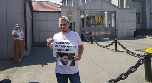 Арсен Магомедов проводит одиночный пикет. Махачкала, 22 июня 2019 года. Фото Ильяса Капиева для "Кавказского узла" Арсен Магомедов проводит одиночный пикет. Махачкала, 22 июня 2019 года. Фото Ильяса Капиева для "Кавказского узла"