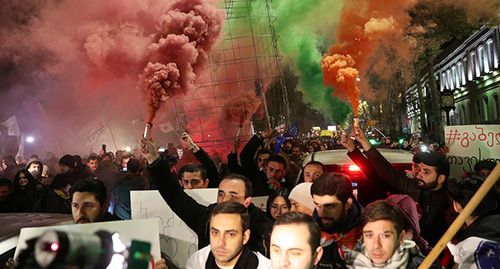 Участники митинга в Тбилиси. 25 ноября 2019 г. Фото: REUTERS/Irakli Gedenidze