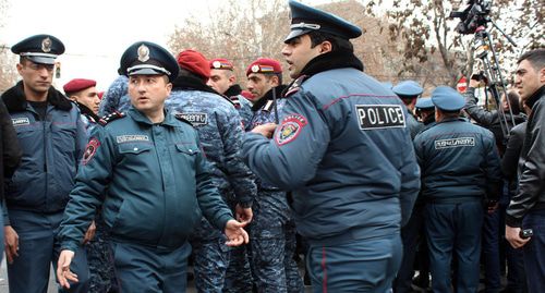 Сотрудники полиции на протестной акции в Ереване. Фото Тиграна Петросяна для "Кавказского узла". Сотрудники полиции на протестной акции в Ереване. Фото Тиграна Петросяна для "Кавказского узла".