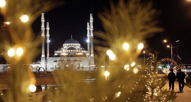 Новогодние украшения на улицах Грозного. Фото: REUTERS/Denis Sinyakov