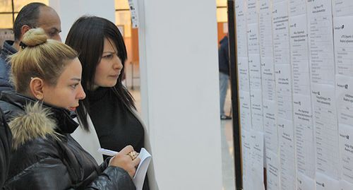 Молодежь возле стенда на ярмарке труда. Фото Тиграна Петросяна для "Кавказского узла" Молодежь возле стенда на ярмарке труда. Фото Тиграна Петросяна для "Кавказского узла"