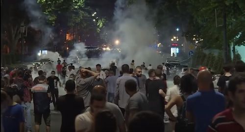 Участники противостояния перед зданием парламента в Тбилиси. Фото: кадр видео канала Великая Армения https://www.youtube.com/watch?v=pJh0BXGSG1w. Участники противостояния перед зданием парламента в Тбилиси. Фото: кадр видео канала Великая Армения https://www.youtube.com/watch?v=pJh0BXGSG1w.
