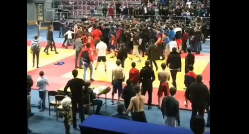 Массовая драка на турнире по самбо в Назрани. Стоп-кадр видео канала регион-онлайн, https://www.youtube.com/watch?time_continue=15&v=i-fhdq1mbJo&feature=emb_logo Массовая драка на турнире по самбо в Назрани. Стоп-кадр видео канала регион-онлайн, https://www.youtube.com/watch?time_continue=15&v=i-fhdq1mbJo&feature=emb_logo