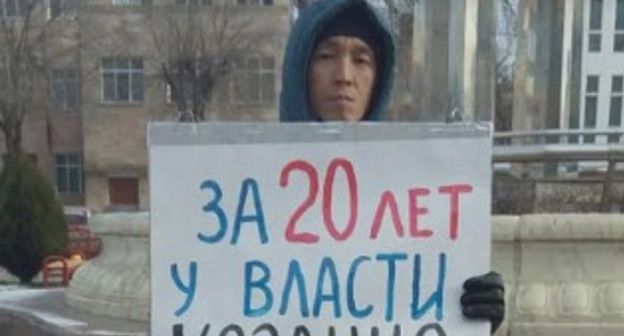 Активист Александр Лот во время одиночного пикета. Фото предоставлено Саналом Убушиевым https://www.facebook.com/permalink.php?story_fbid=3217873631587082&id=100000934304165