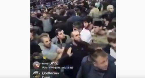 Массовая потасовка во время спортивных соревнований в Назрани. Стоп-кадр видео канала YouTube "ВАЙНАХ TV" https://www.youtube.com/watch?v=bJa6X1LygZY Массовая потасовка во время спортивных соревнований в Назрани. Стоп-кадр видео канала YouTube "ВАЙНАХ TV" https://www.youtube.com/watch?v=bJa6X1LygZY