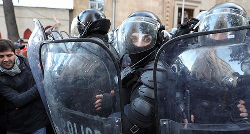 Сотрудники правоохранительных органов. Тбилиси, ноябрь 2019 г. Фото: REUTERS/Irakli Gedenidze Сотрудники правоохранительных органов. Тбилиси, ноябрь 2019 г. Фото: REUTERS/Irakli Gedenidze