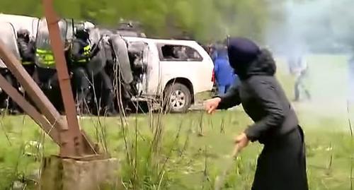 Столкновения участников протеста в Панкиси с полицией. Кадр видео "Кавказского узла" https://www.youtube.com/watch?v=0WOd5bOftv4 Столкновения участников протеста в Панкиси с полицией. Кадр видео "Кавказского узла" https://www.youtube.com/watch?v=0WOd5bOftv4