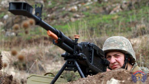 Военнослужащий Армии обороны. Фото пресс-службы Минобороны Нагорного Карабаха, http://www.nkrmil.am/news/view/2617 Военнослужащий Армии обороны. Фото пресс-службы Минобороны Нагорного Карабаха, http://www.nkrmil.am/news/view/2617