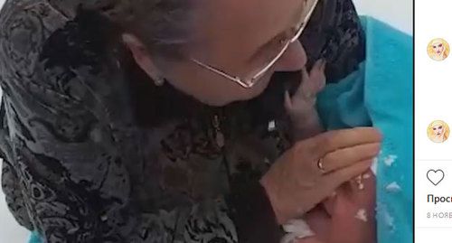 Кадр видео обтирания младенца снегом. Скриншот сообщения на странице прокуратуры Чечни в Instagram. https://www.instagram.com/chechproc/ Кадр видео обтирания младенца снегом. Скриншот сообщения на странице прокуратуры Чечни в Instagram. https://www.instagram.com/chechproc/