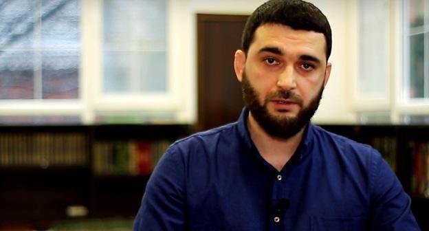 Абдулмумин Гаджиев. Скриншот  видео канала 
Абдулмумин Гаджиев https://www.youtube.com/watch?v=cX1Rf2eZxdM
