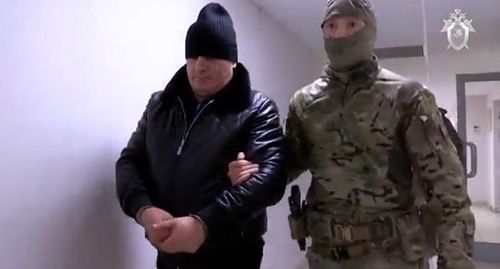 Хасан Полонкоев под конвоем. Стоп-кадр оперативного видео Следственного комитета РФ https://yandex.ru/search/? Хасан Полонкоев под конвоем. Стоп-кадр оперативного видео Следственного комитета РФ https://yandex.ru/search/?
