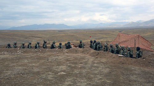 Азербайджанские солдаты на боевых позициях. ФОто с сайта Минобороны Азербайджана, https://mod.gov.az/ru/news/v-otdelnoj-obshevojskovoj-armii-provedeny-sbory-video-28935.html Азербайджанские солдаты на боевых позициях. ФОто с сайта Минобороны Азербайджана, https://mod.gov.az/ru/news/v-otdelnoj-obshevojskovoj-armii-provedeny-sbory-video-28935.html