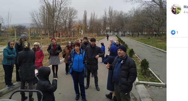 Прогулка в махачкалинском парке Ленинского комсомола. Фото: скриншот в Facebook "ГородНаш" https://www.facebook.com/groups/794318720724087/permalink/1546846332137985/