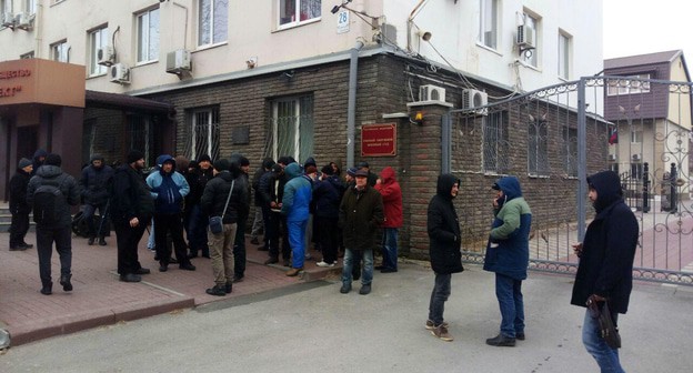 Посетители у здания Южного военного суда. Фото Константина Волгина для "Кавказского узла"
