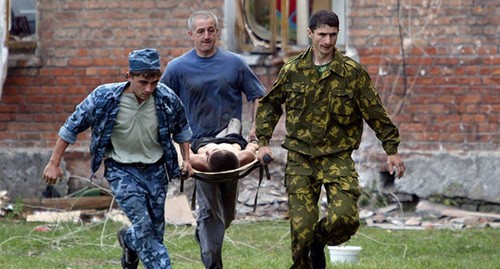 Спасение пострадавшего во время теракта в Беслане. 3 сентября 2004 г. Фото: REUTERS/Viktor Korotayev GD/DBP Спасение пострадавшего во время теракта в Беслане. 3 сентября 2004 г. Фото: REUTERS/Viktor Korotayev GD/DBP