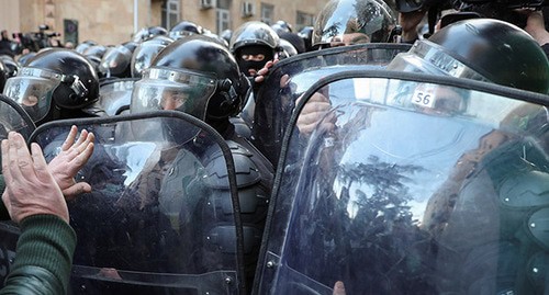 Сотрудники полиции во время акции протеста в Тбилиси. Фото: REUTERS/Irakli Gedenidze Сотрудники полиции во время акции протеста в Тбилиси. Фото: REUTERS/Irakli Gedenidze