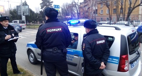 Задержание активиста в Краснодаре у памятника Дзержинскому. Фото Виталия Вотановского для "Кавказского узла" Задержание активиста в Краснодаре у памятника Дзержинскому. Фото Виталия Вотановского для "Кавказского узла"