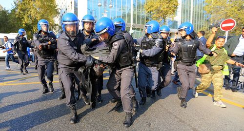 Сотрудники полиции задерживают активиста во время акции протеста. Фото Азиза Каримова для "Кавказского узла" Сотрудники полиции задерживают активиста во время акции протеста. Фото Азиза Каримова для "Кавказского узла"