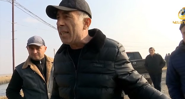 Нападающие на журналистов телеканала "Кентрон" в селе Овташат. Стоп-кадр видео Kentron Channel https://www.youtube.com/watch?time_continue=1&v=uLm2R0ADfDg&feature=emb_logo