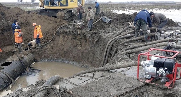 Устранение аварии на Троицком водоводе. Фото: Государственное унитарное предприятие Краснодарского края "Кубаньводкомплекс" https://www.xn--80abeifzebhjhncp7as0n.xn--p1ai/