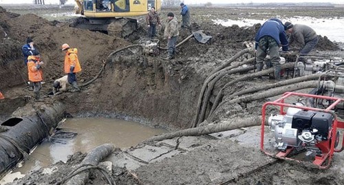 Устранение аварии на Троицком водоводе. Фото: Государственное унитарное предприятие Краснодарского края "Кубаньводкомплекс" https://www.xn--80abeifzebhjhncp7as0n.xn--p1ai/ Устранение аварии на Троицком водоводе. Фото: Государственное унитарное предприятие Краснодарского края "Кубаньводкомплекс" https://www.xn--80abeifzebhjhncp7as0n.xn--p1ai/