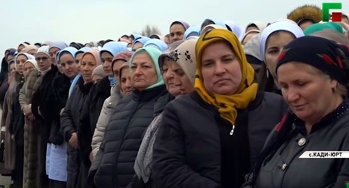 Участники церемонии открытия построенных в Кади-Юрте домов 24 декабря 2019 года. Стоп-кадр видео ЧГТРК "Грозный" https://www.youtube.com/watch?v=PjDss8DtPFk&feature=emb_logo Участники церемонии открытия построенных в Кади-Юрте домов 24 декабря 2019 года. Стоп-кадр видео ЧГТРК "Грозный" https://www.youtube.com/watch?v=PjDss8DtPFk&feature=emb_logo