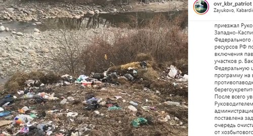 Пойма реки Баксан в районе села Заюково завалена бытовым мусором. Стоп-кадр видео пользователя Instagram https://www.instagram.com/p/B6ic4VDIqPV/ Пойма реки Баксан в районе села Заюково завалена бытовым мусором. Стоп-кадр видео пользователя Instagram https://www.instagram.com/p/B6ic4VDIqPV/