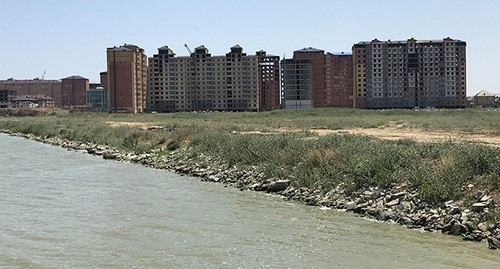 Строительство на берегу озера в Махачкале. Фото Патимат Махмудовой для "Кавказского узла" Строительство на берегу озера в Махачкале. Фото Патимат Махмудовой для "Кавказского узла"