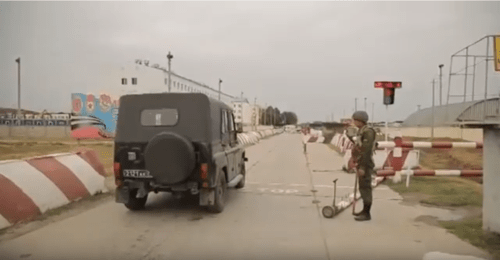 Воинская часть в станице Калиновской. Скриншот видео https://www.youtube.com/watch?v=d-z96c3MKtI Воинская часть в станице Калиновской. Скриншот видео https://www.youtube.com/watch?v=d-z96c3MKtI
