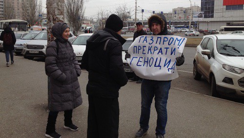Одиночный пикет против "Газпрома" в Астрахани. Фото Алёны Садовской для "Кавказского узла" Одиночный пикет против "Газпрома" в Астрахани. Фото Алёны Садовской для "Кавказского узла"