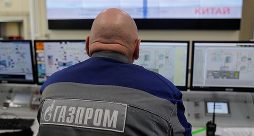 Сотрудник "Газпрома". Фото: REUTERS/Maxim Shemetov. Сотрудник "Газпрома". Фото: REUTERS/Maxim Shemetov.