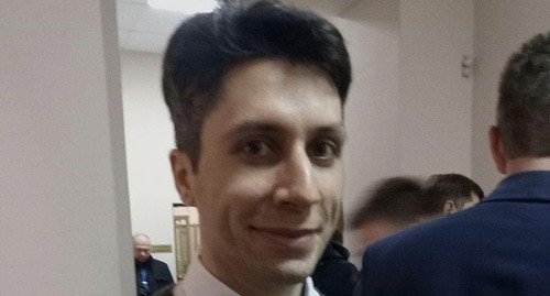 Руслан Алыев заходит в зал судебных заседаний. Фото Валерия Люгаева для "Кавказского узла" Руслан Алыев заходит в зал судебных заседаний. Фото Валерия Люгаева для "Кавказского узла"