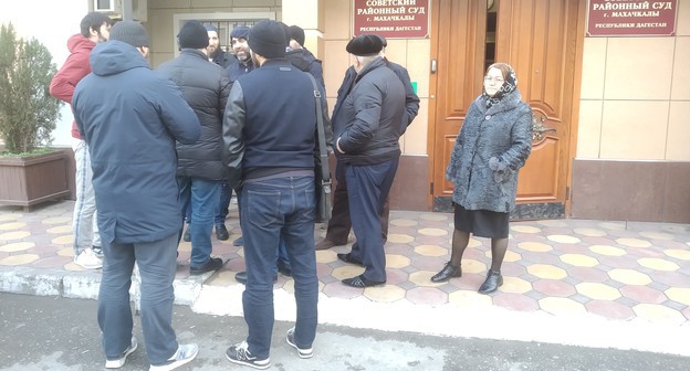 Группа поддержки Абдулмумина Гаджиева у Советского райсуда Махачкалы. 31 декабря 2019 года. Фото Ильяса Капиева для "Кавказского узла"